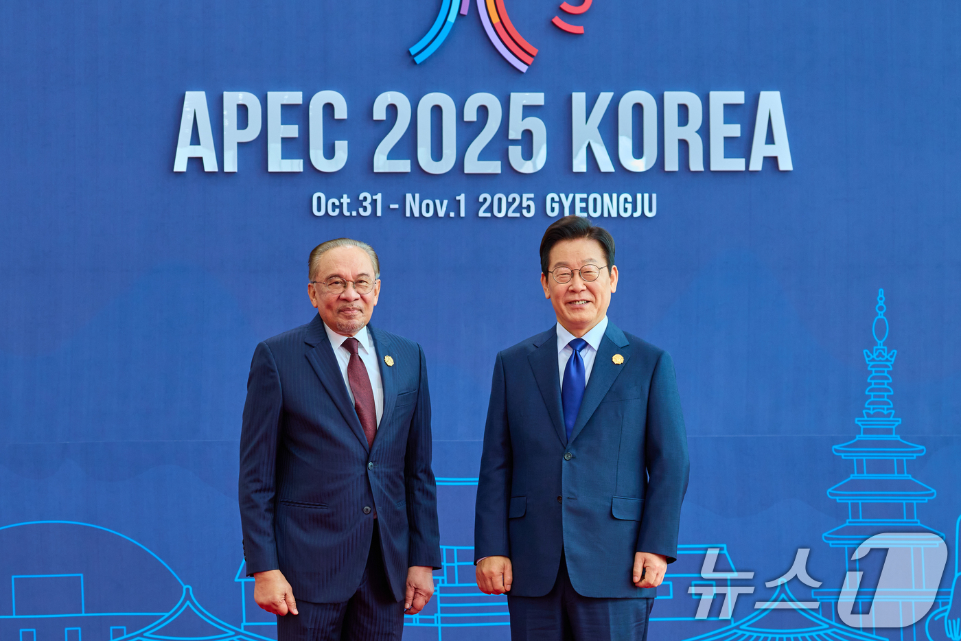 (서울=뉴스1) 허경 기자 = 이재명 대통령이 31일 경북 경주화백컨벤션센터(HICO)에서 열린 2025 아시아태평양경제협력체(APEC) 정상회의에서 안와르 이브라힘 말레이시아 총 …