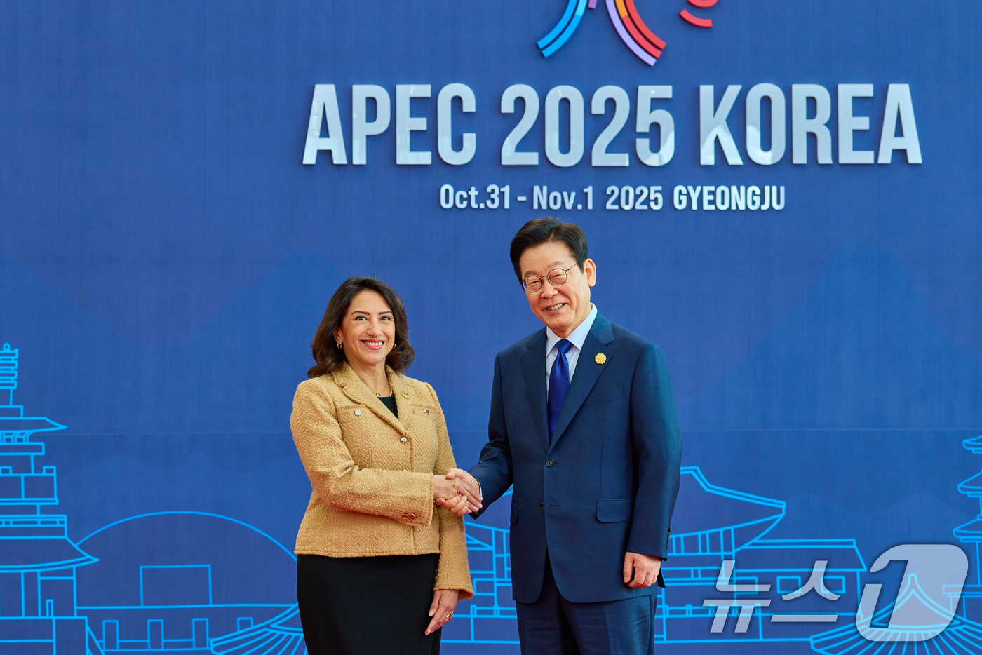 (서울=뉴스1) 허경 기자 = 이재명 대통령이 31일 경북 경주화백컨벤션센터(HICO)에서 열린 2025 아시아태평양경제협력체(APEC) 정상회의에서 테레사 메라 고메스 페루 통상 …