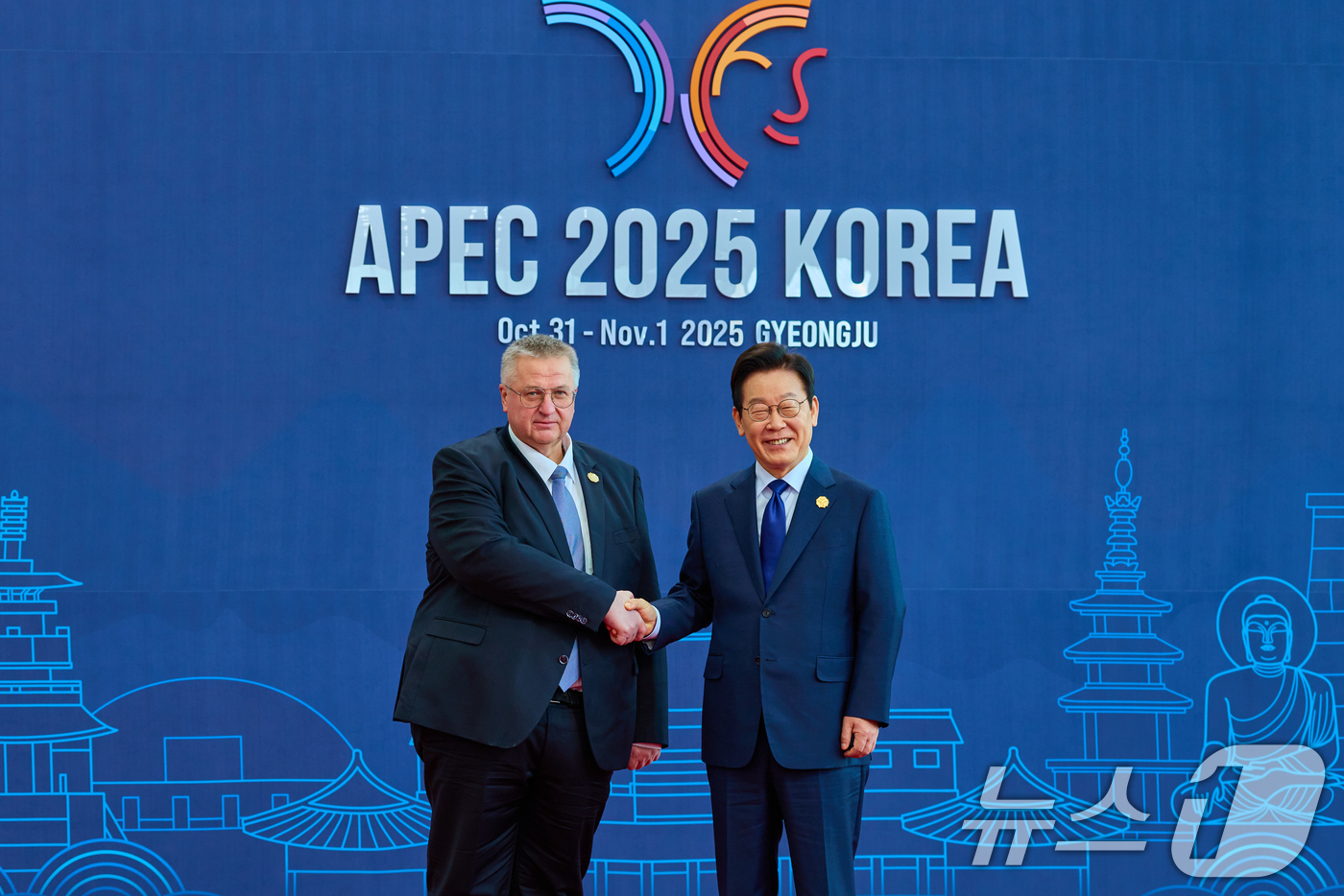 (서울=뉴스1) 허경 기자 = 이재명 대통령이 31일 경북 경주화백컨벤션센터(HICO)에서 열린 2025 아시아태평양경제협력체(APEC) 정상회의에서 알렉세이 오베르추크 러시아 국 …