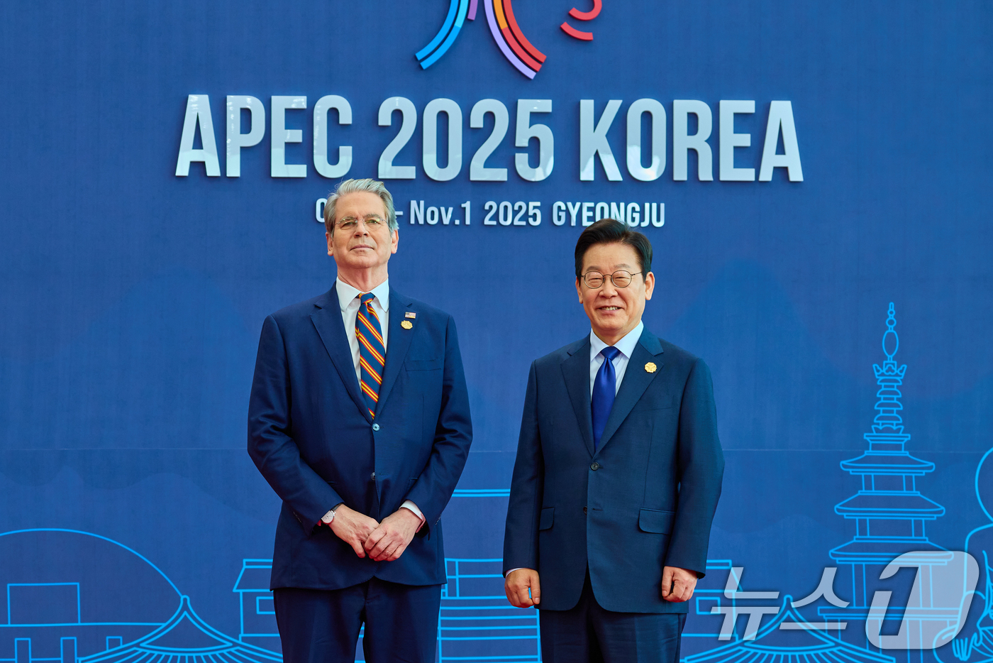 (서울=뉴스1) 허경 기자 = 이재명 대통령이 31일 경북 경주화백컨벤션센터(HICO)에서 열린 2025 아시아태평양경제협력체(APEC) 정상회의에서 스콧 베선트 미국 재무장관을 …