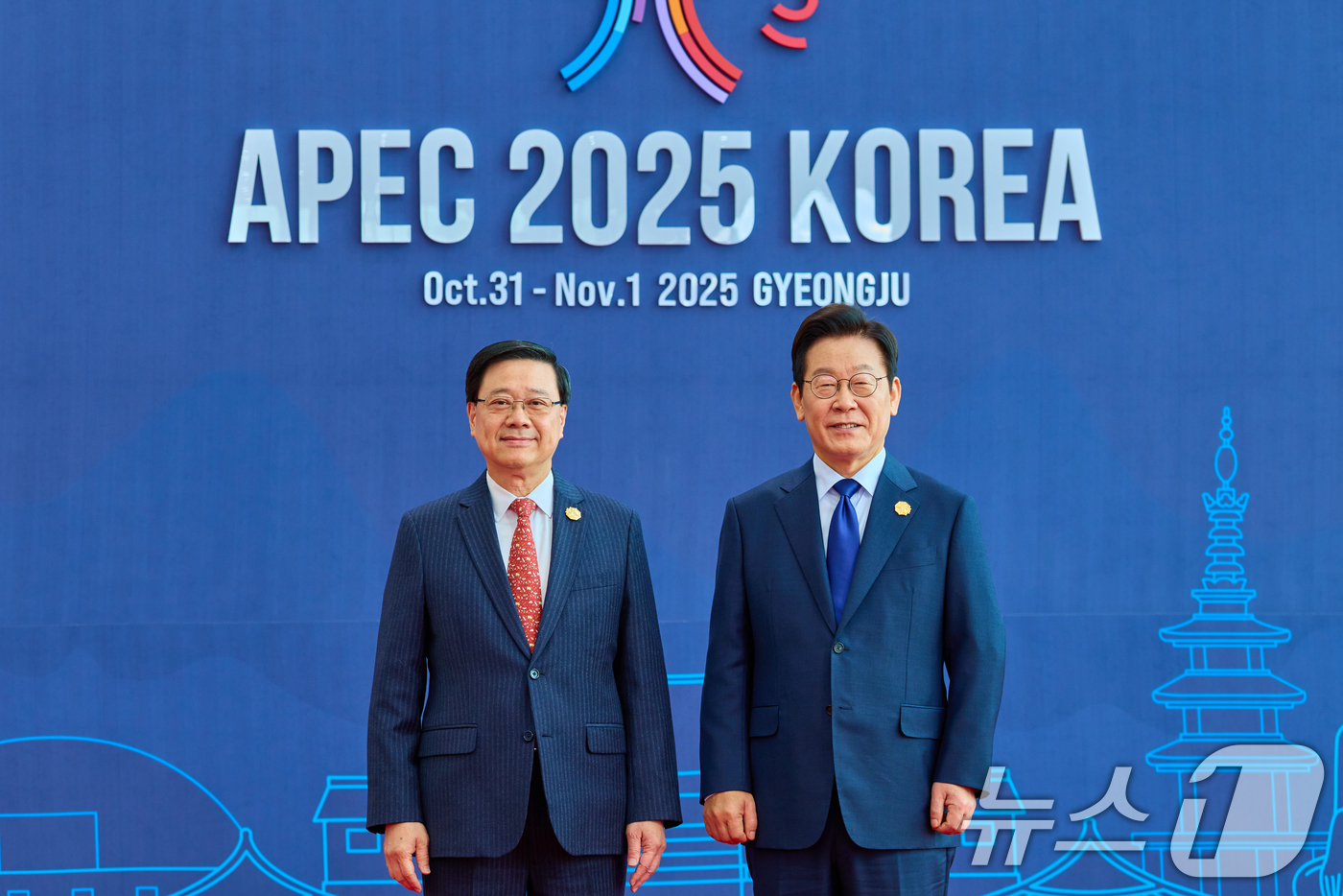 (서울=뉴스1) 허경 기자 = 이재명 대통령이 31일 경북 경주화백컨벤션센터(HICO)에서 열린 2025 아시아태평양경제협력체(APEC) 정상회의에서 존 리 홍콩 행정장관을 맞이하 …