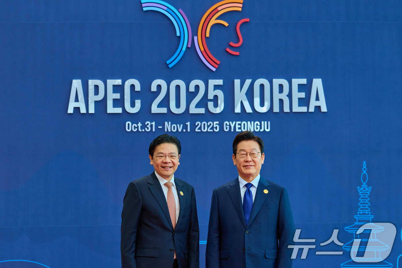 (서울=뉴스1) 허경 기자 = 이재명 대통령이 31일 경북 경주화백컨벤션센터(HICO)에서 열린 2025 아시아태평양경제협력체(APEC) 정상회의에서 로런스 웡 싱가포르 총리를 맞 …