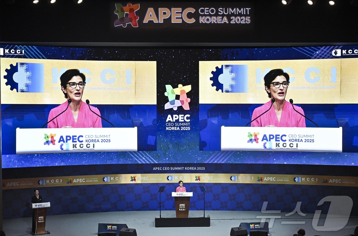 (경주=뉴스1)  김민지 기자 = 제인 프레이저 씨티그룹 이사회 의장 겸 최고경영자가 31일 경북 경주예술의전당에서 열린 아시아태평양경제협력체(APEC) 정상회의 최고 경영자(CE …