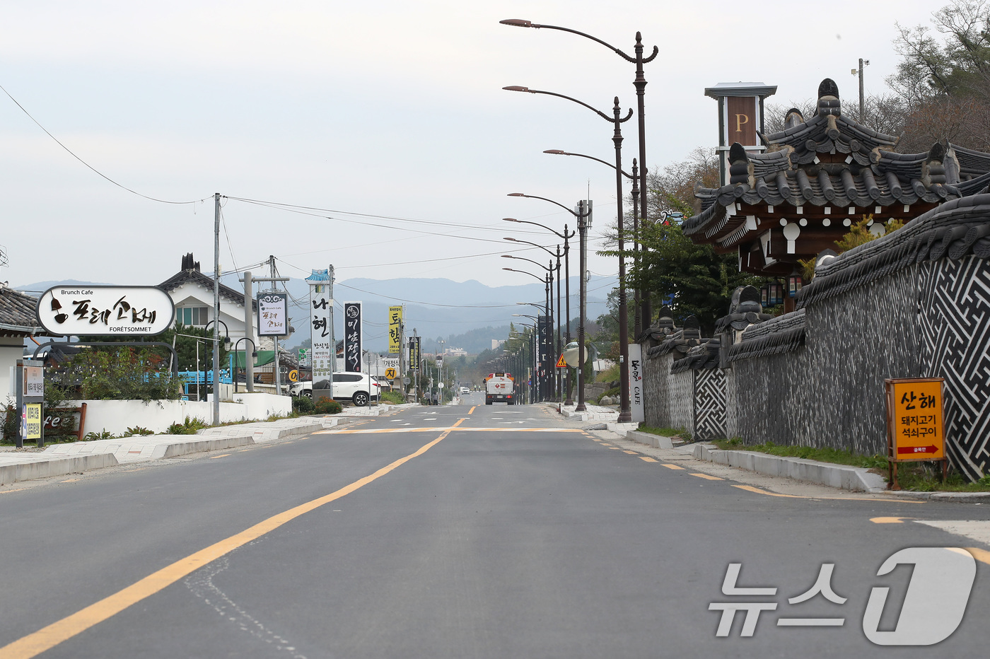 (경주=뉴스1) 공정식 기자 = 31일 경주시 보문동 숲머리길, 일명 '순두부골목'이 APEC 정상회의가 열리는 보문단지 주변 통제로 한산한 모습을 보이고 있다. 2025.10.3 …