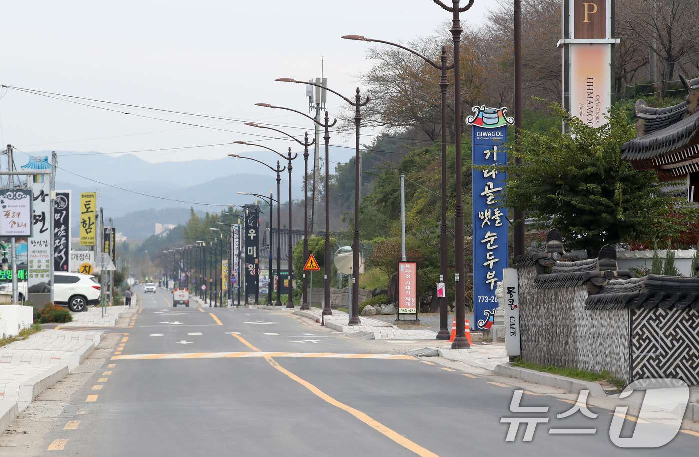 (경주=뉴스1) 공정식 기자 = 31일 경주시 보문동 숲머리길, 일명 '순두부골목'이 APEC 정상회의가 열리는 보문단지 주변 통제로 한산한 모습을 보이고 있다. 2025.10.3 …