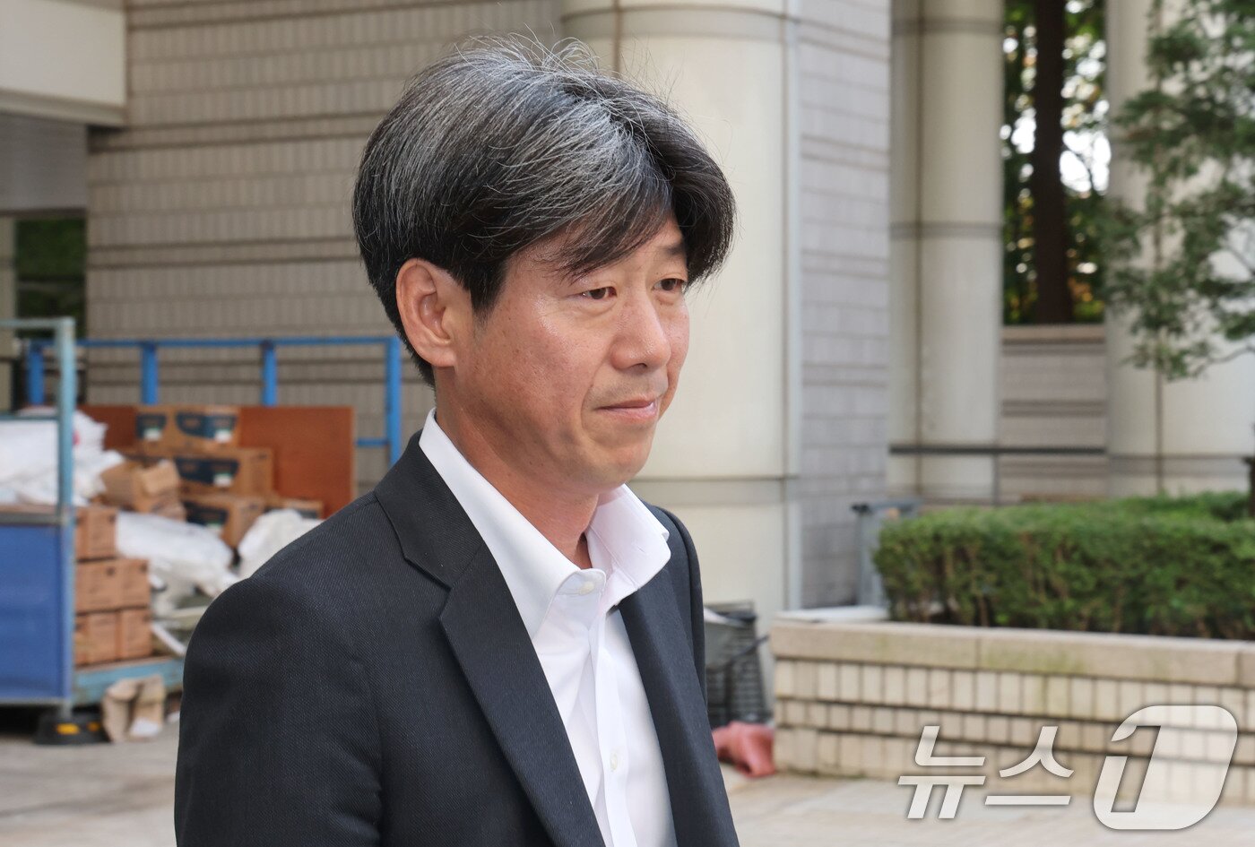 본문 이미지 - 대장동 개발 비리 의혹 사건에 연루돼 특정경제범죄 가중처벌법상 배임 등 혐의로 기소된 남욱 변호사가 31일 서울 서초구 서울중앙지방법원에서 열린 1심 선고공판에 출석하고 있다. 2025.10.31/뉴스1 ⓒ News1 이광호 기자