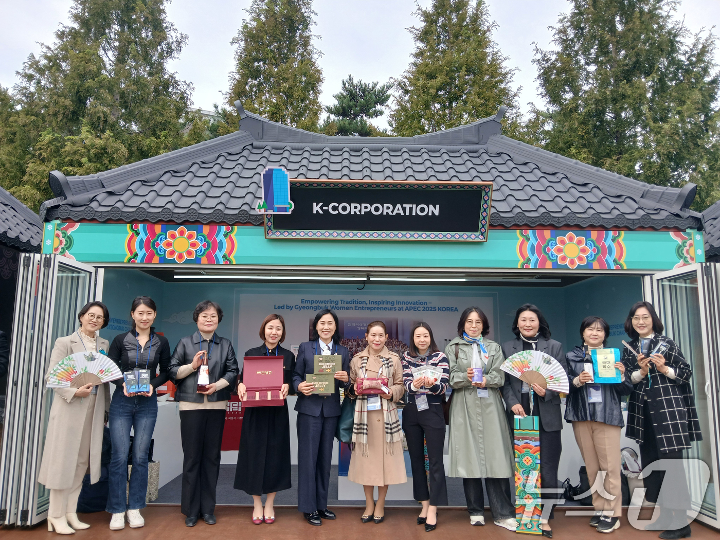 (서울=뉴스1) = 여성경제인 혁신제품으로 지역 문화와 세계를 잇는다.한국여성경제인협회 경북지회(지회장 남영남, 사진 왼쪽에서 다섯 번째)는 2025년 APEC 정상회의를 기념해 …