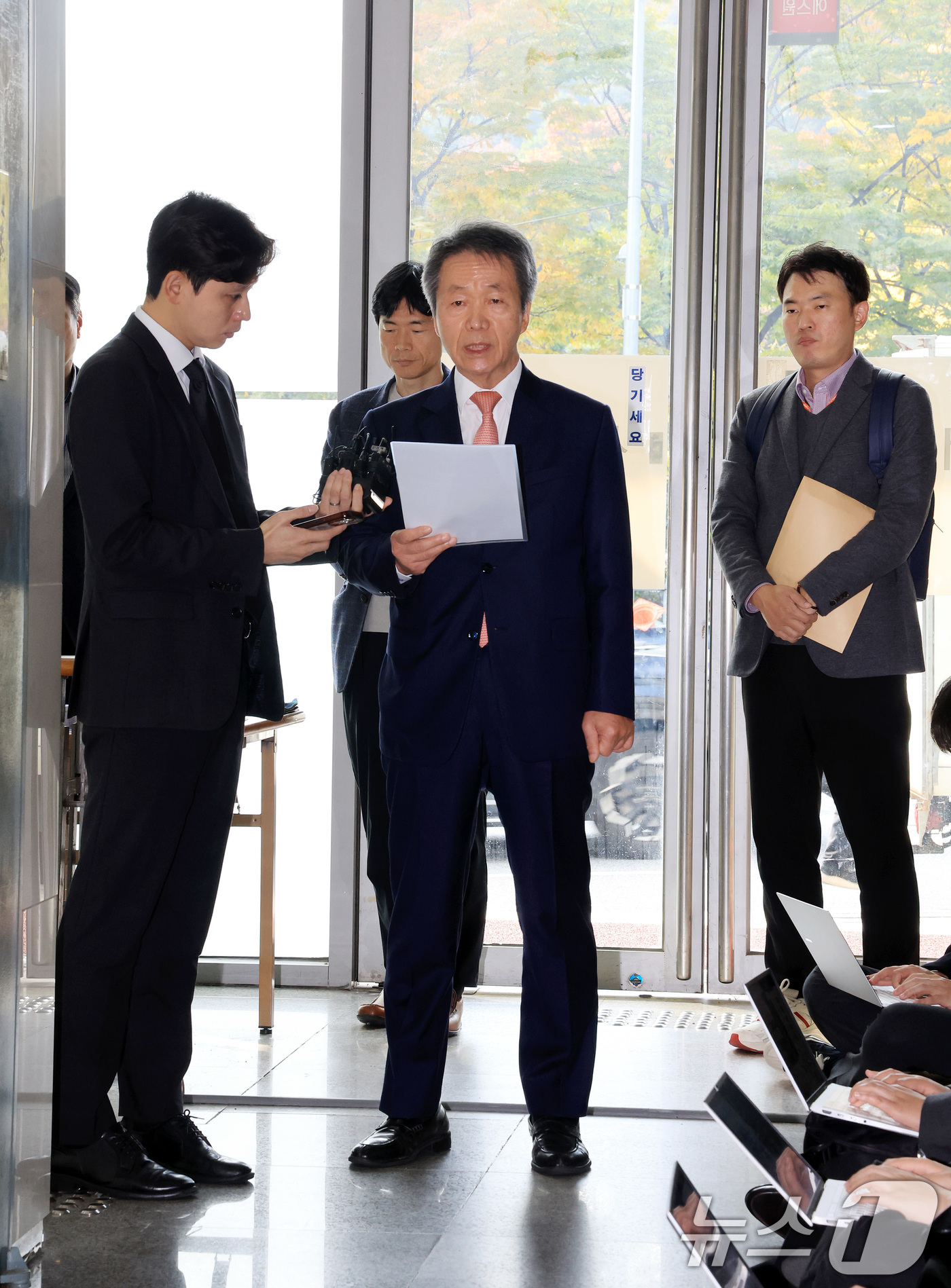 (서울=뉴스1) 이호윤 기자 = 직권남용권리행사방해 혐의를 받는 김용원 국가인권위원회 상임위원 겸 군인권보호관이 31일 서울 서초구 이명현 순직해병 특별검사팀에 피의자 신분으로 조 …