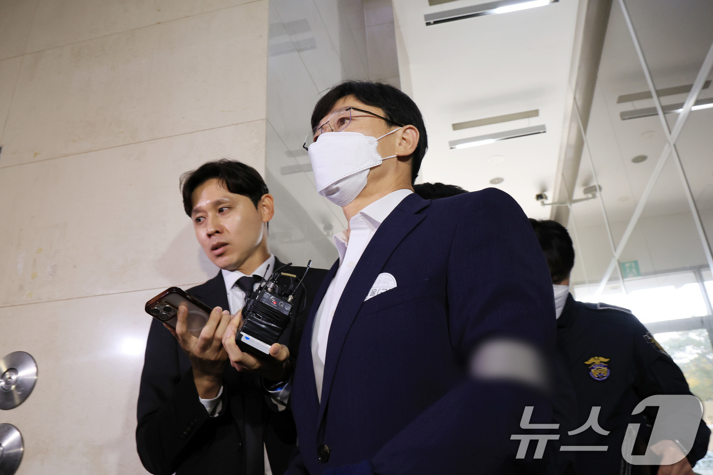 (서울=뉴스1) 이호윤 기자 = 임성근 전 해병대1사단장이 31일 서울 서초구 이명현 순직해병 특별검사팀에 피의자 신분으로 조사를 받기 위해 출석하고 있다. 2025.10.31/뉴 …