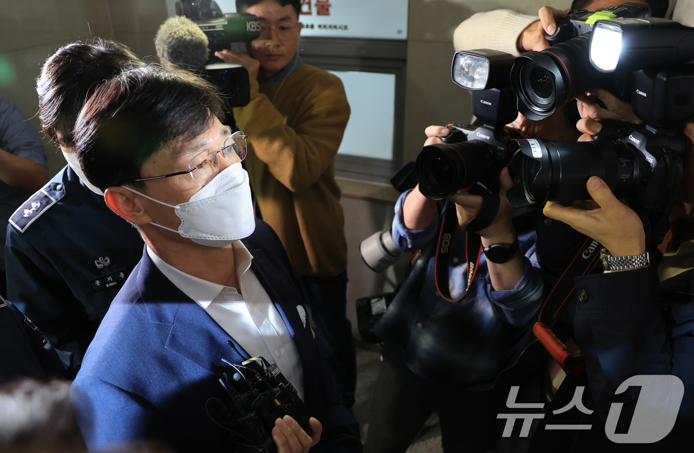 (서울=뉴스1) 이호윤 기자 = 임성근 전 해병대1사단장이 31일 서울 서초구 이명현 순직해병 특별검사팀에 피의자 신분으로 조사를 받기 위해 출석하고 있다. 2025.10.31/뉴 …