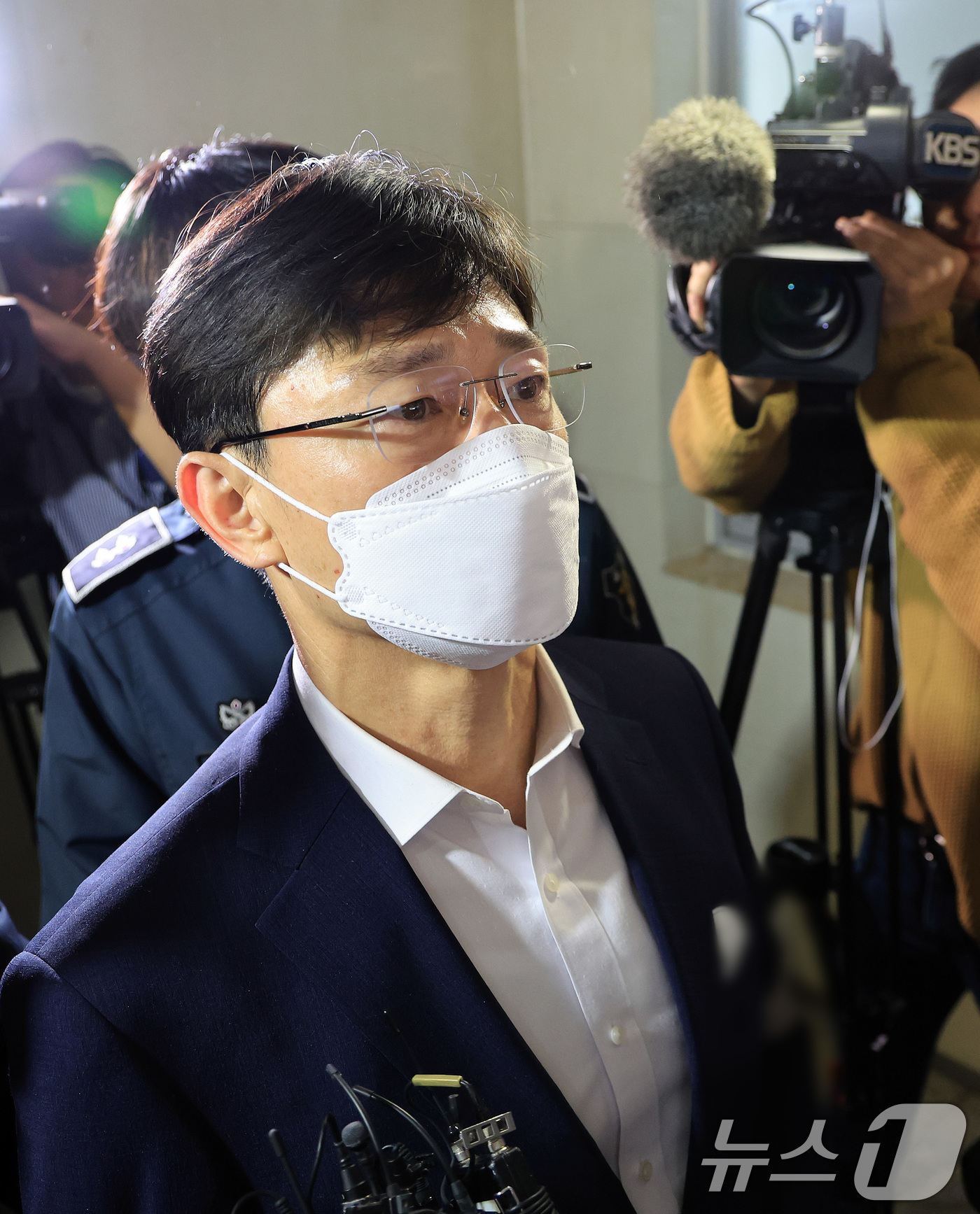 (서울=뉴스1) 이호윤 기자 = 임성근 전 해병대1사단장이 31일 서울 서초구 이명현 순직해병 특별검사팀에 피의자 신분으로 조사를 받기 위해 출석하고 있다. 2025.10.31/뉴 …