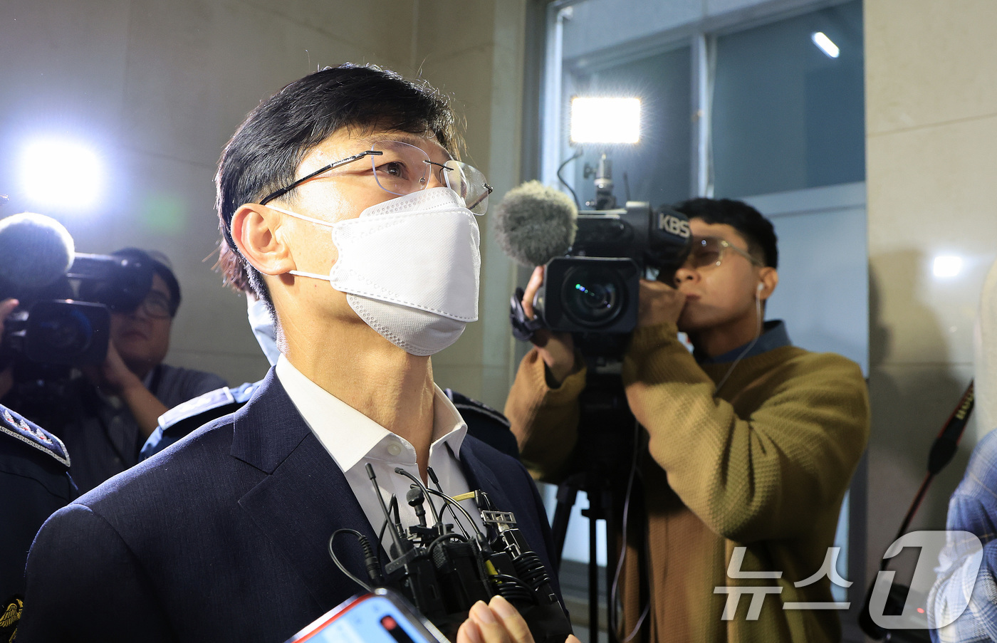 (서울=뉴스1) 이호윤 기자 = 임성근 전 해병대1사단장이 31일 서울 서초구 이명현 순직해병 특별검사팀에 피의자 신분으로 조사를 받기 위해 출석하고 있다. 2025.10.31/뉴 …