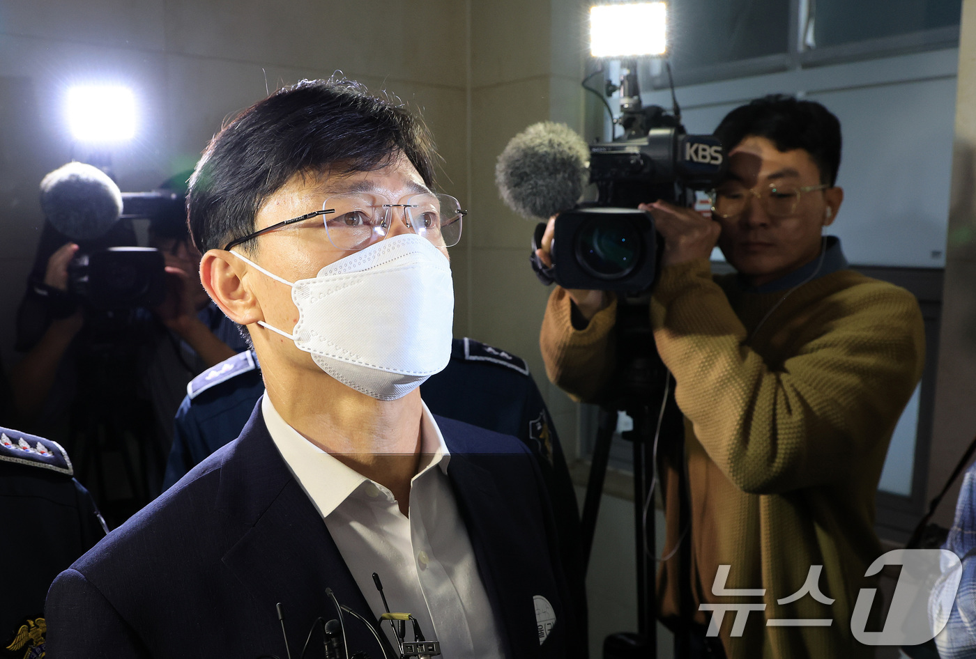 (서울=뉴스1) 이호윤 기자 = 임성근 전 해병대1사단장이 31일 서울 서초구 이명현 순직해병 특별검사팀에 피의자 신분으로 조사를 받기 위해 출석하고 있다. 2025.10.31/뉴 …