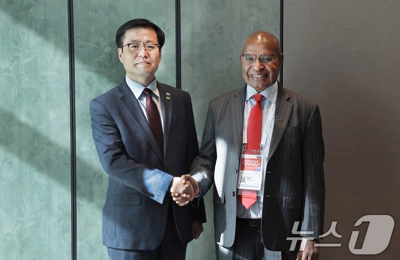 본문 이미지 - 여한구 산업통상부 통상교섭본부장이 31일 경북 경주시 소노캄호텔에서 리차드 마루 파푸아뉴기니 국제무역투자부 장관과 기념 촬영을 하고 있다. &#40;산업통상부 제공. 재판매 및 DB 금지&#41; 2025.10.31/뉴스1