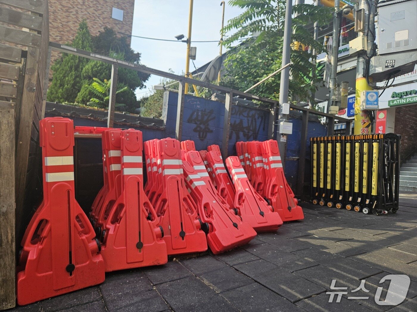 본문 이미지 - 31일 이태원역 인근 일대에 철제 팬스 등이 놓인 모습. 2025.10.31/뉴스1 ⓒ News1 유채연 기자