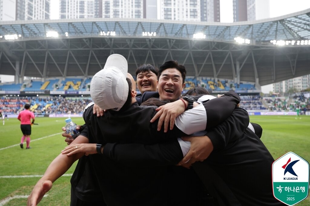 본문 이미지 - K리그2로 강등된  인천유나이티드의 지휘봉을 잡았던 윤정환 감독의 도전은 성공적으로 마무리됐다. &#40;한국프로축구연맹 제공&#41;