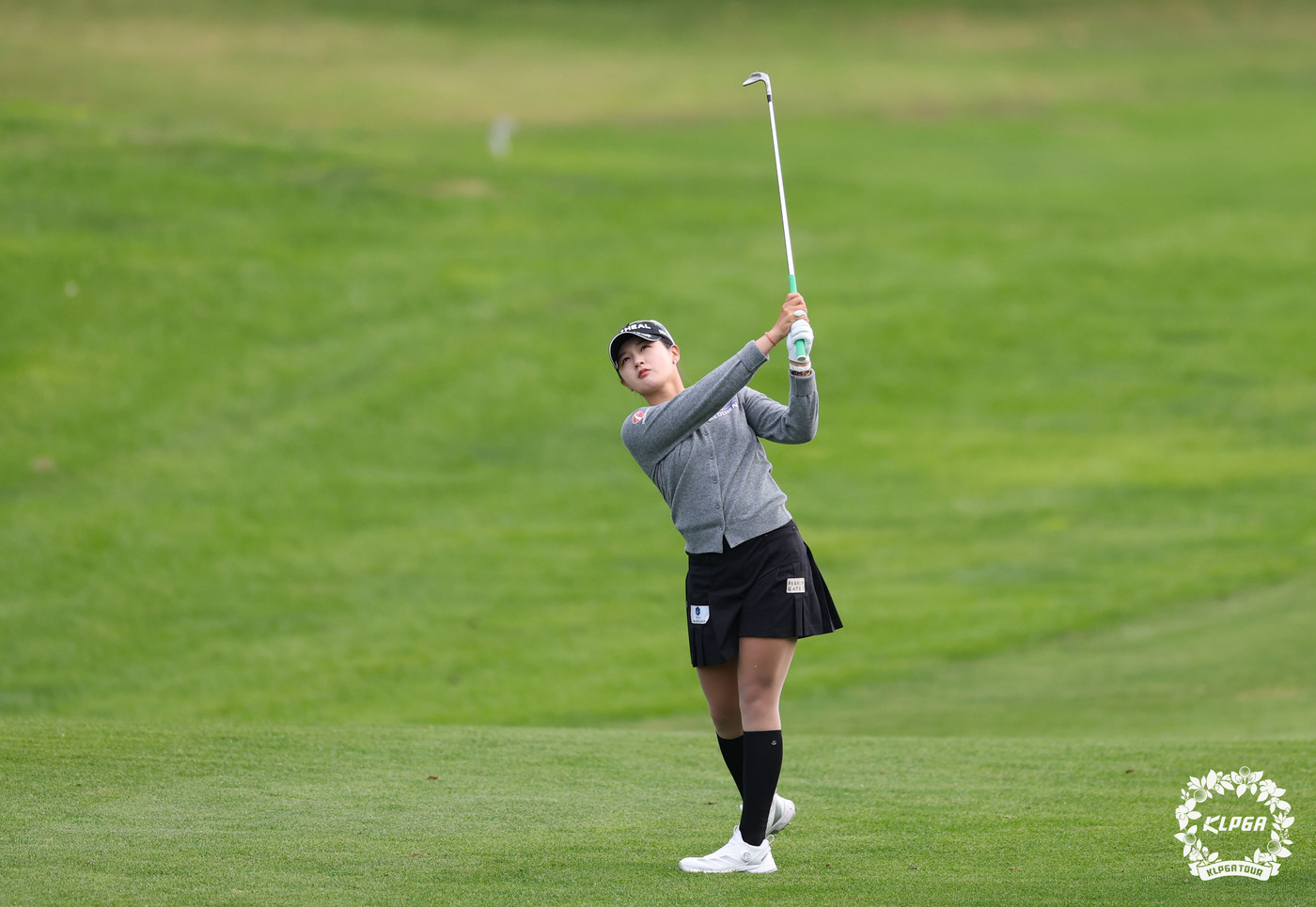(서울=뉴스1) = 박현경이 31일 제주시 엘리시안 제주CC에서 열린 'S-OIL 챔피언십 2025' 2라운드 1번 홀에서 아이언샷을 하고 있다. (KLPGA 제공. 재판매 및 D …