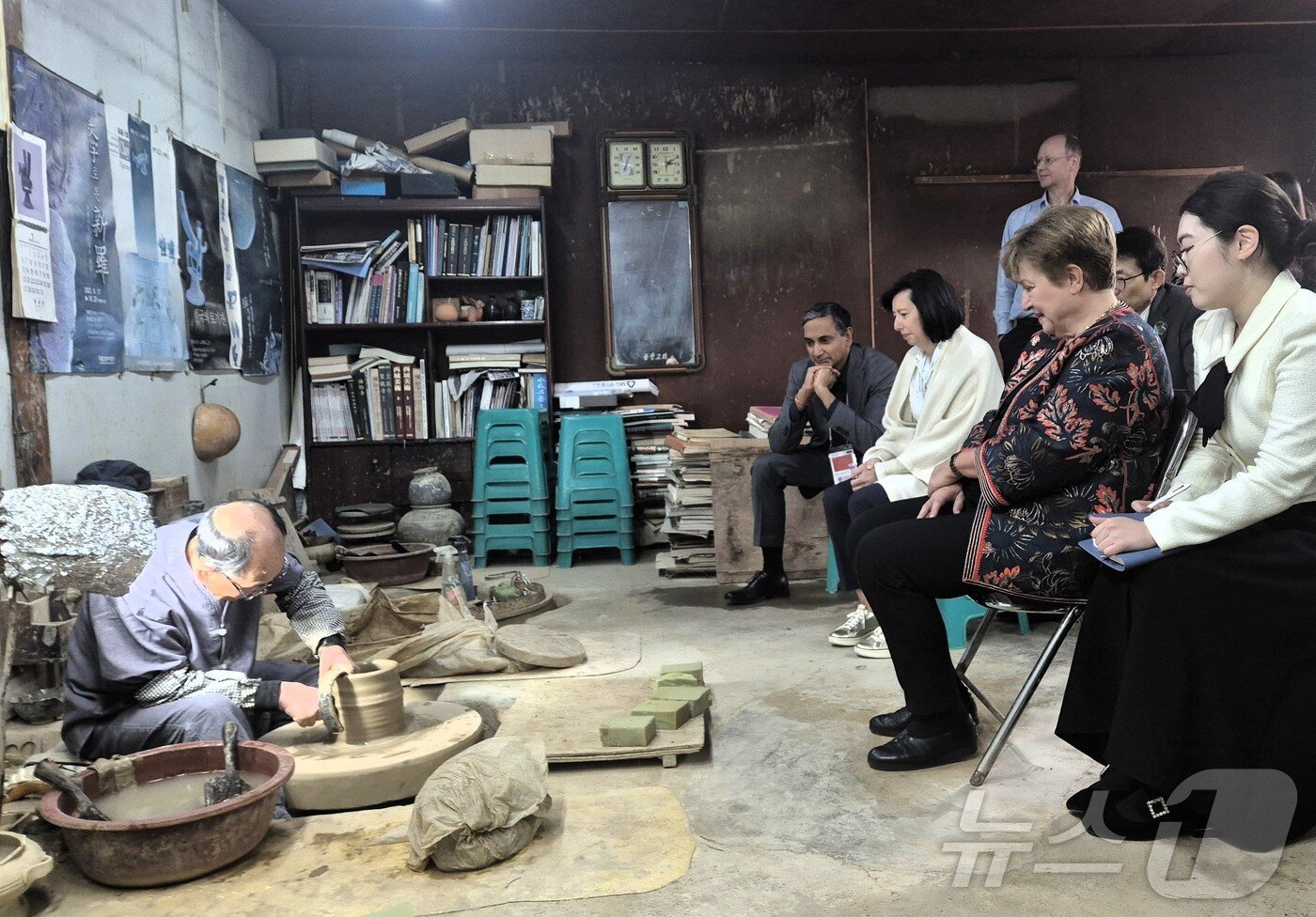 본문 이미지 - APEC 정상회의 본회의 개막 특별 기조연설을 위해 31일 경주를 방문한 크리스탈리나 게오르기에바 국제통화기금(IMF) 총재가 경주민속공예촌을 방문했다./뉴스1