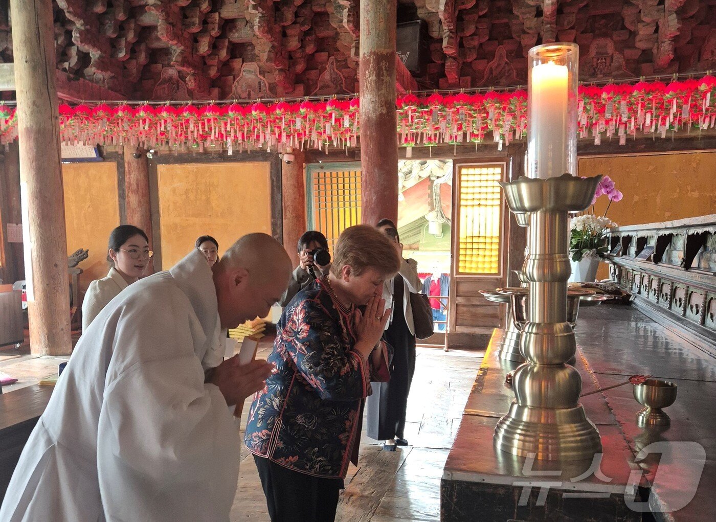 본문 이미지 - APEC 정상회의 본회의 개막 특별 기조연설을 위해 31일 경주를 방문한 크리스탈리나 게오르기에바 국제통화기금(IMF) 총재가 문화순방으로 불국사를 방문했다.  /뉴스1