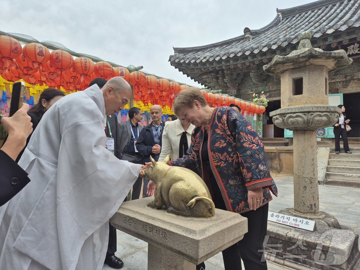 본문 이미지 - APEC 정상회의 본회의 개막 특별 기조연설을 위해 31일 경주를 방문한 크리스탈리나 게오르기에바 국제통화기금(IMF) 총재가 문화순방으로 불국사를 방문했다. /뉴스1