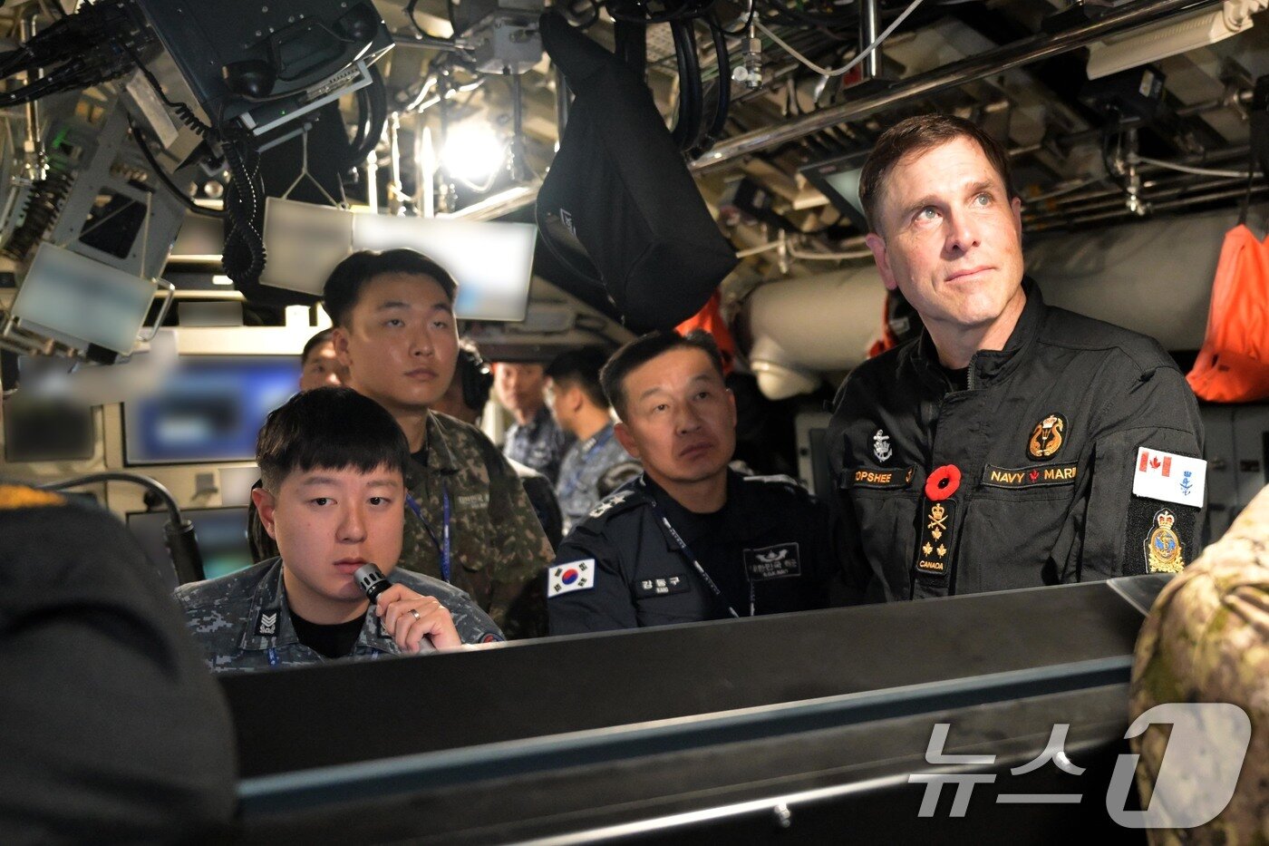 본문 이미지 - 지난해 10월 31일 앵거스 탑쉬(중장) 캐나다 해군사령관이 강동구 해군 잠수함사령관과 함께 도산안창호급 잠수함인 안무함 내부를 둘러보며 관계관들로부터 설명을 듣고 있다. (해군 제공. 재판매 및 DB 금지) /뉴스1