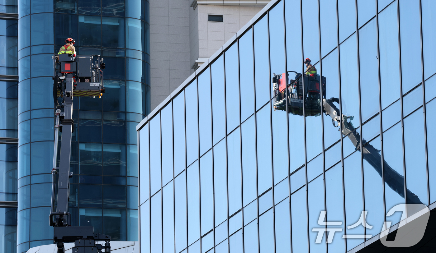 (대전=뉴스1) 김기태 기자 = 대전동부소방서 소속 소방관들이 31일 대전 동구 코레일 공동사옥에서 열린 재난 및 화재 대응체계 확립을 위한 철도기관 공동사옥 합동 소방훈련을 실시 …