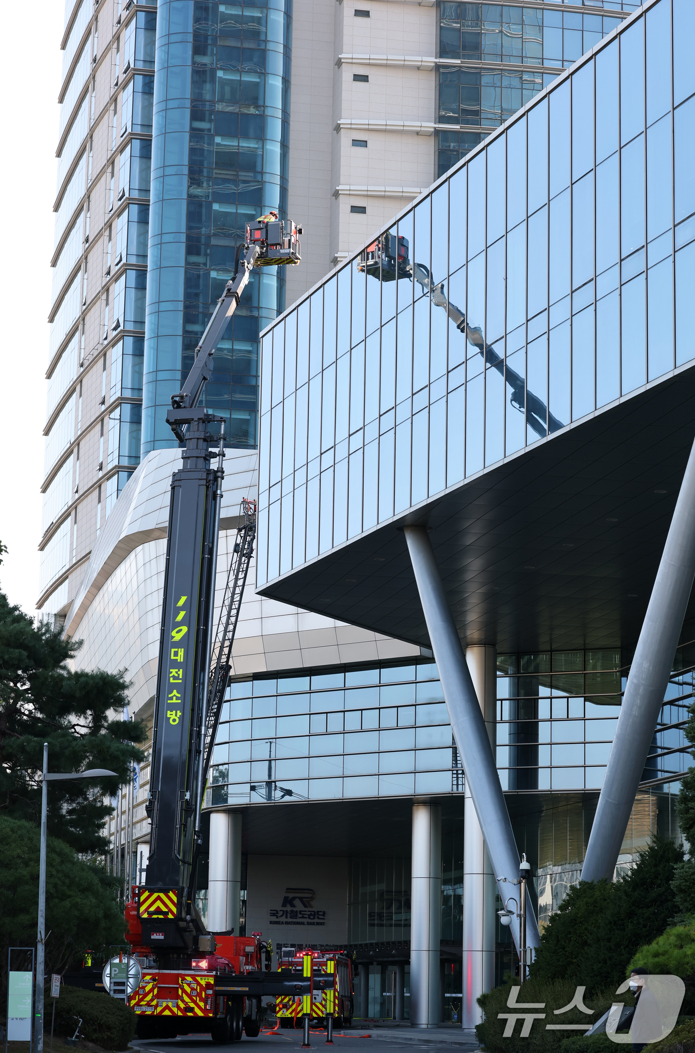 (대전=뉴스1) 김기태 기자 = 대전동부소방서 소속 소방관들이 31일 대전 동구 코레일 공동사옥에서 열린 재난 및 화재 대응체계 확립을 위한 철도기관 공동사옥 합동 소방훈련을 실시 …