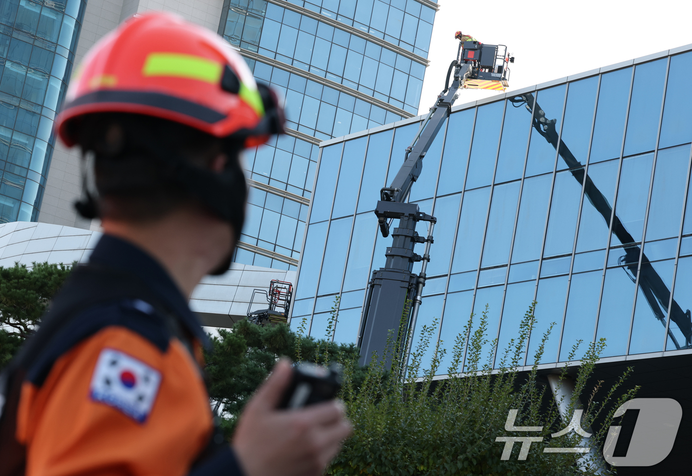 (대전=뉴스1) 김기태 기자 = 대전동부소방서 소속 소방관들이 31일 대전 동구 코레일 공동사옥에서 열린 재난 및 화재 대응체계 확립을 위한 철도기관 공동사옥 합동 소방훈련을 실시 …