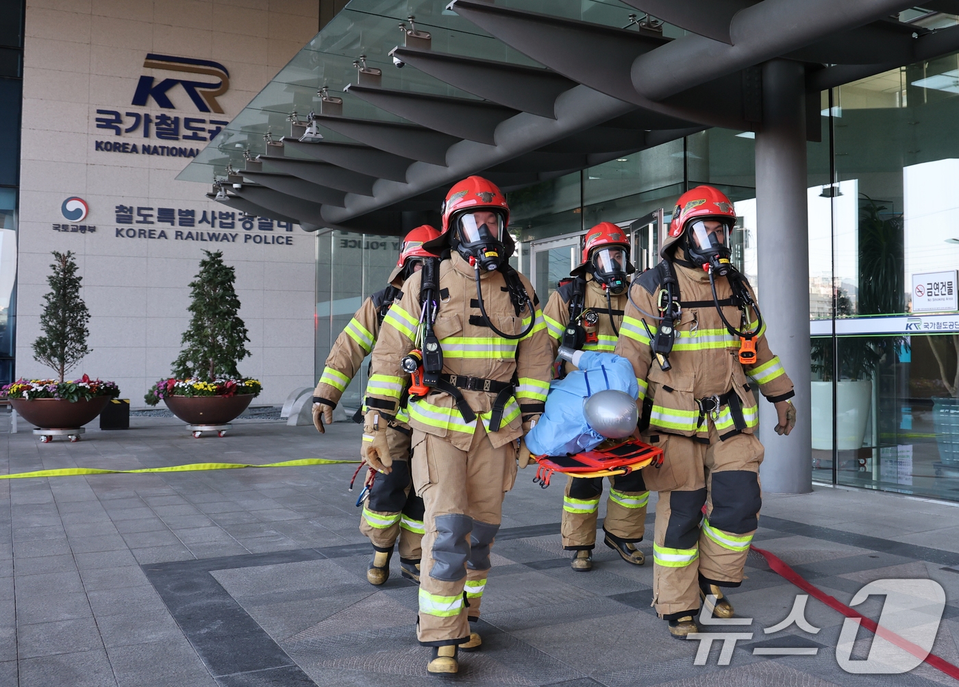 (대전=뉴스1) 김기태 기자 = 대전동부소방서 소속 소방관들이 31일 대전 동구 코레일 공동사옥에서 열린 재난 및 화재 대응체계 확립을 위한 철도기관 공동사옥 합동 소방훈련을 실시 …