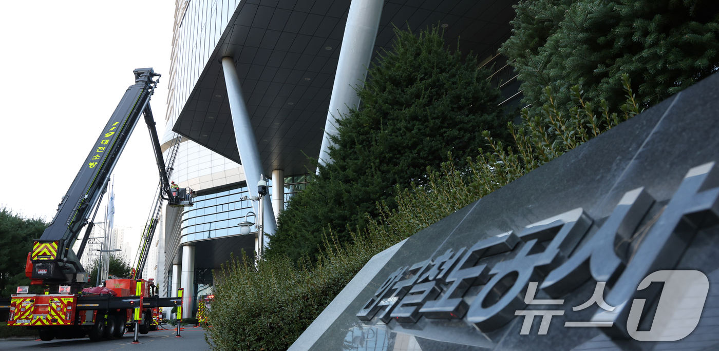 (대전=뉴스1) 김기태 기자 = 대전동부소방서 소속 소방관들이 31일 대전 동구 코레일 공동사옥에서 열린 재난 및 화재 대응체계 확립을 위한 철도기관 공동사옥 합동 소방훈련을 실시 …