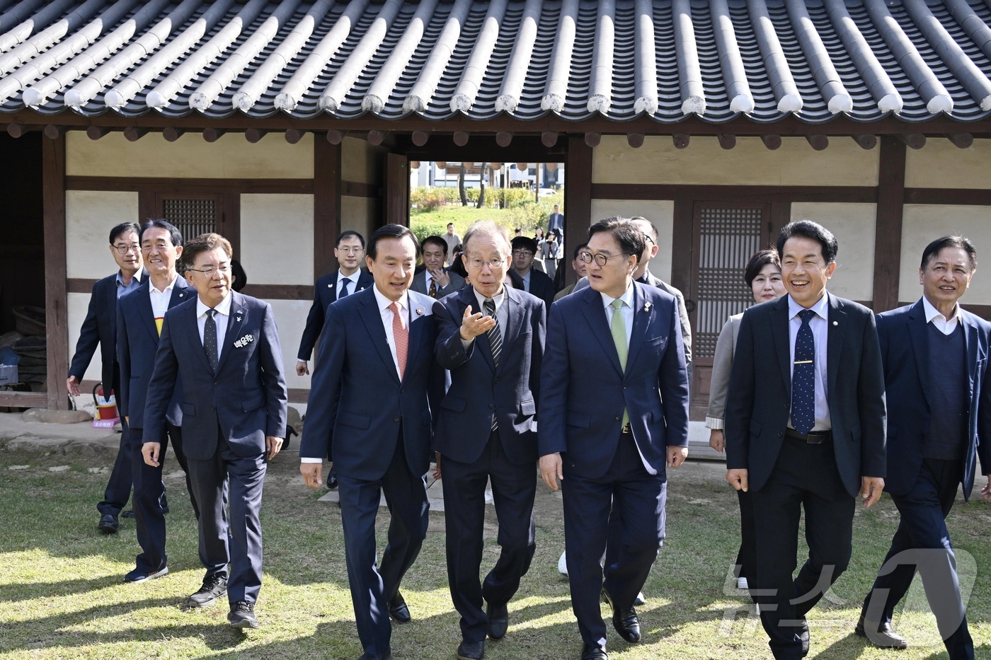 (울산=뉴스1) 김세은 기자 = 우원식 국회의장(오른쪽에서 세번째)이 31일 울산 북구 독립운동가 박상진 의사 생가를 찾아 참석자들과 대화를 나누고 있다.(울산 북구 제공. 재판매 …