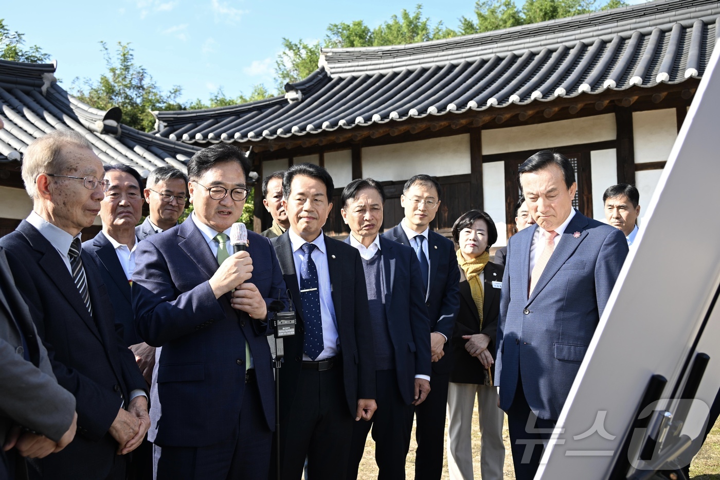 (울산=뉴스1) 김세은 기자 = 우원식 국회의장(왼쪽 두번째)이 31일 울산 북구 독립운동가 박상진 의사 생가를 찾아 참석자들과 대화를 나누고 있다.(울산 북구 제공. 재판매 및 …