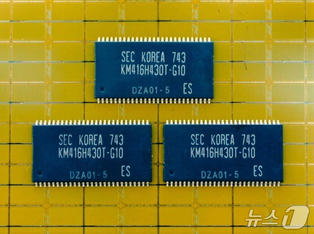 본문 이미지 - 엔비디아가 1999년 출시한 GeForce 256에 탑재된 삼성전자 64Mb SDR SDRAM(뉴스1 자료사진). ⓒ 뉴스1