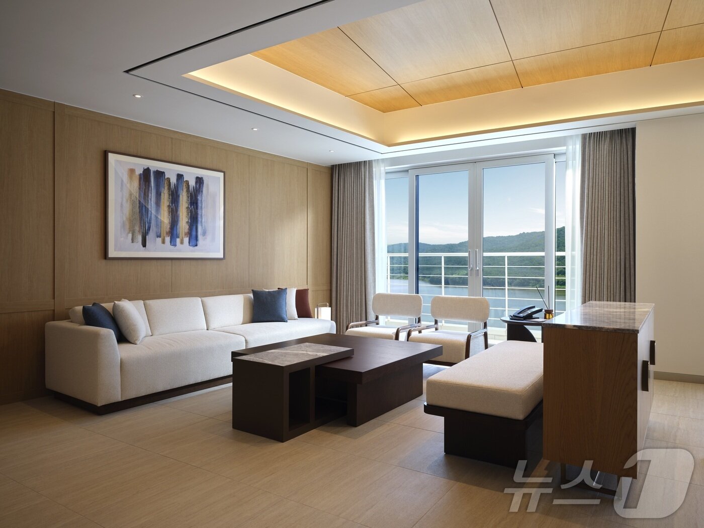 본문 이미지 - 라한셀렉트경주 프레지덴셜 스위트 이스트 거실 이미지. (라한셀렉트경주 제공) 