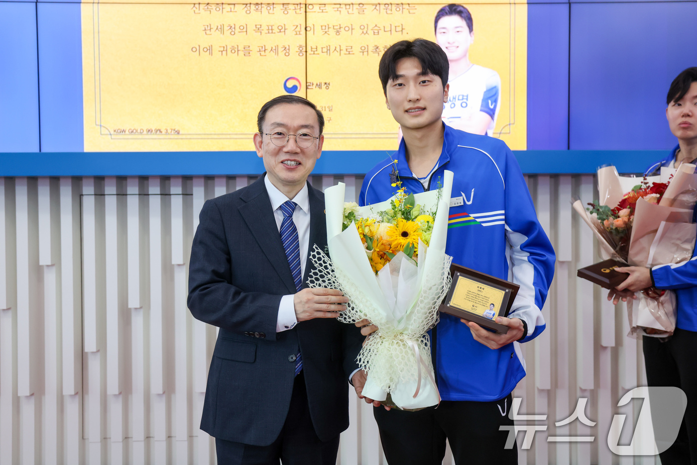 (서울=뉴스1) = 관세청은 31일 서울 강남구 서울세관에서 삼성생명 소속 배드민턴 국가대표 안세영 선수와 서승재·김원호 선수를 홍보대사로 위촉했다고 밝혔다.이명구 관세청장이 홍보 …