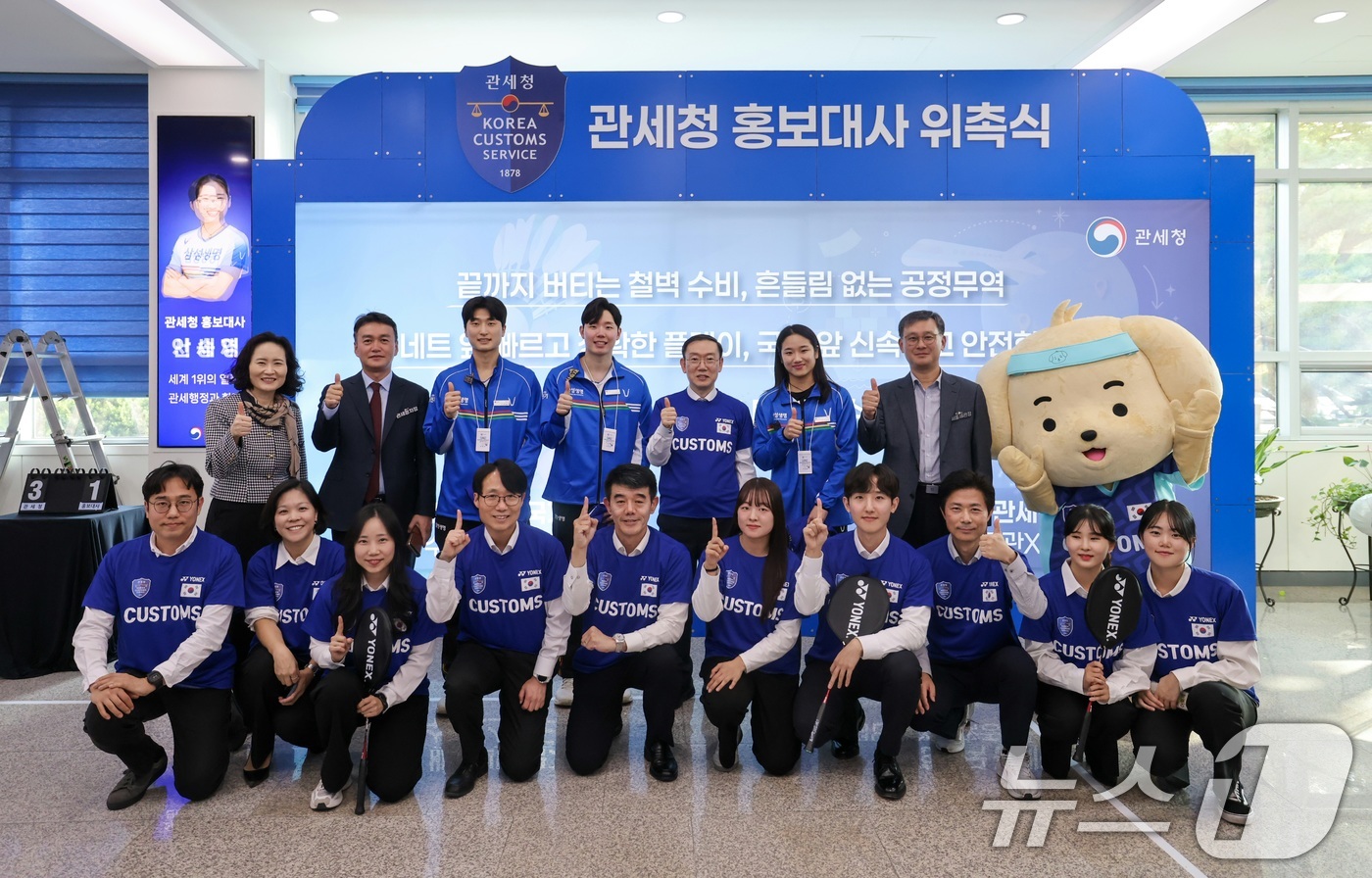 (서울=뉴스1) = 관세청은 31일 서울 강남구 서울세관에서 삼성생명 소속 배드민턴 국가대표 안세영 선수와 서승재·김원호 선수를 홍보대사로 위촉했다고 밝혔다.이명구 관세청장이 홍보 …