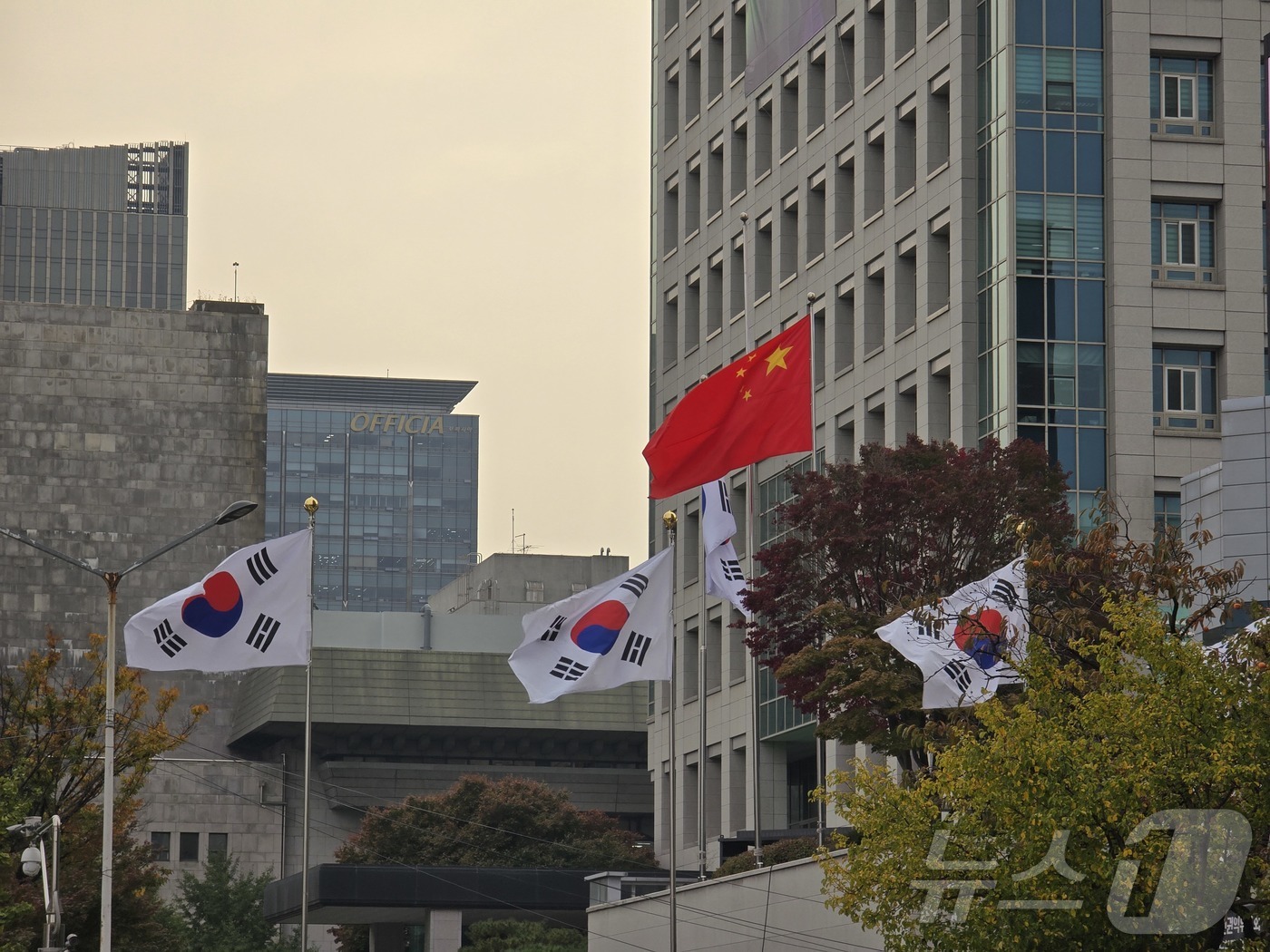 (서울=뉴스1) 황덕현 기후환경전문기자 = 31일 서울 종로구 정부서울청사에 중국 오성홍기가 걸려 있다. 아시아 태평양 경제협력체(APEC) 정상회의 참석차 국빈 방한 중인 시진핑 …