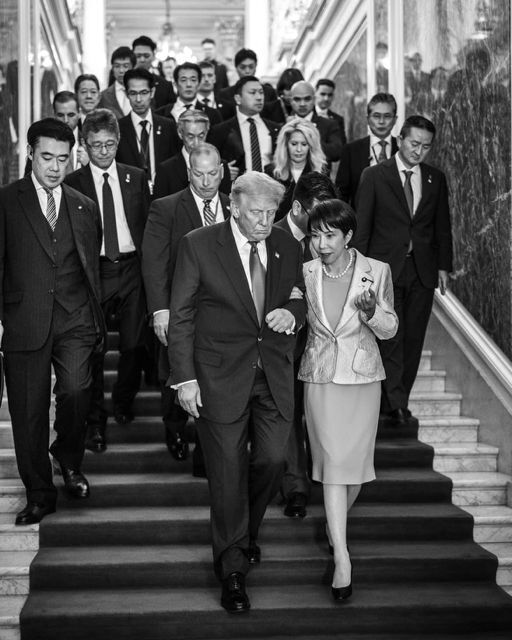 본문 이미지 - 도널드 트럼프 미국 대통령이 29일 트루스소셜에 올린 사진. 다카이치 사나에 일본 총리가 트럼프 대통령의 팔을 붙잡고 이동히고 있다. /트럼프 트루스소셜 