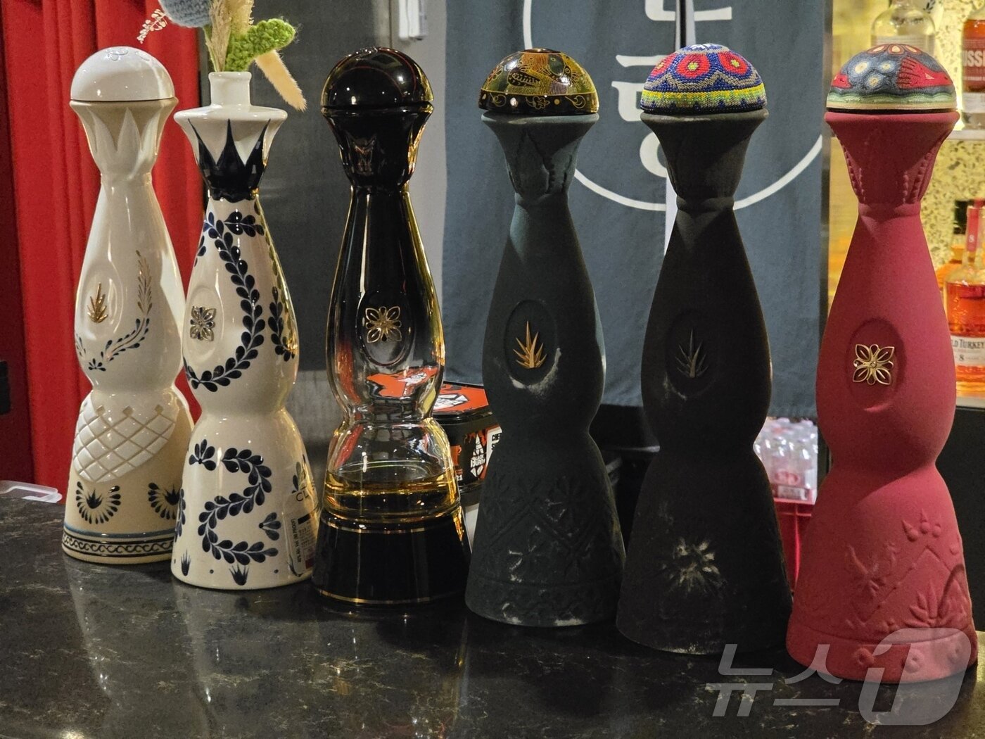 본문 이미지 - 클라세 아줄이 지난 30일 소규모 미디어 시음회를 진행했다. 오른쪽 3병은 메즈칼 제품. 메즈칼 제품은 훈연 과정을 거쳐 병 전체를 색칠하는 디자인을 갖는다. ⓒ News1 이형진 기자