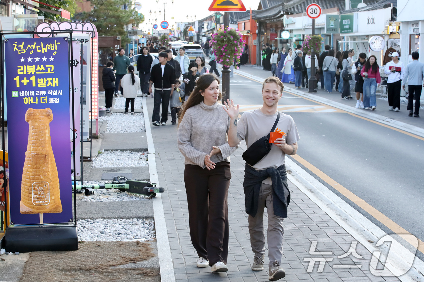 (경주=뉴스1) 공정식 기자 = 31일 오후 경주시 황남동 황리단길을 찾은 외국인 관광객이 취재진을 향해 손을 흔들며 인사하고 있다.황리단길은 경주 황남동과 서울 이태원 경리단길을 …