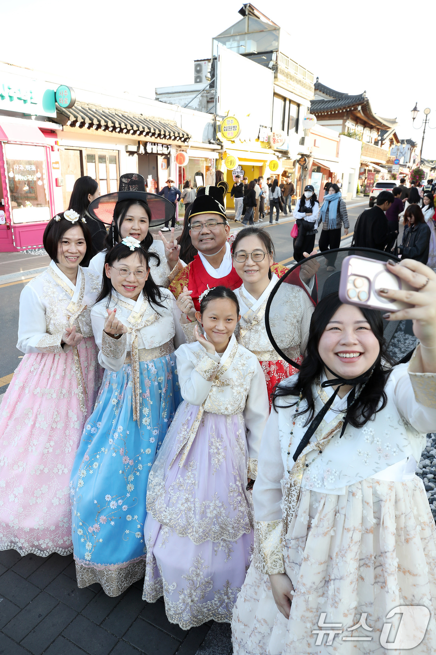 (경주=뉴스1) 공정식 기자 = 31일 오후 경주시 황남동 황리단길을 찾은 외국인들이 한복을 곱게 차려입고 기념촬영을 하고 있다.황리단길은 경주 황남동과 서울 이태원 경리단길을 합 …