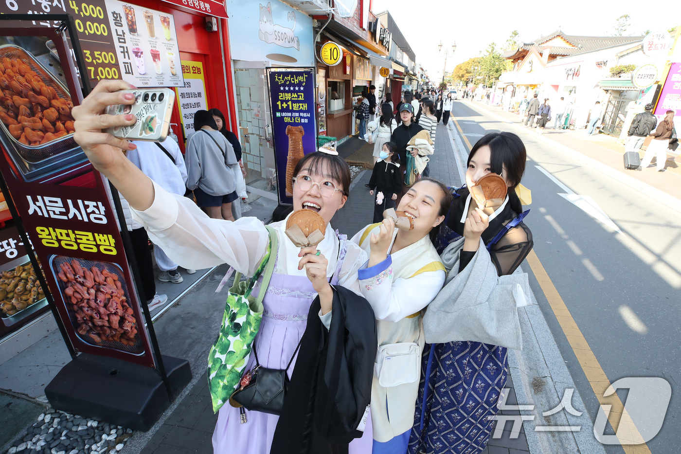 (경주=뉴스1) 공정식 기자 = 31일 오후 경주시 황남동 황리단길을 찾은 관광객이 한복을 곱게 차려입고 기념촬영을 하고 있다.황리단길은 경주 황남동과 서울 이태원 경리단길을 합쳐 …