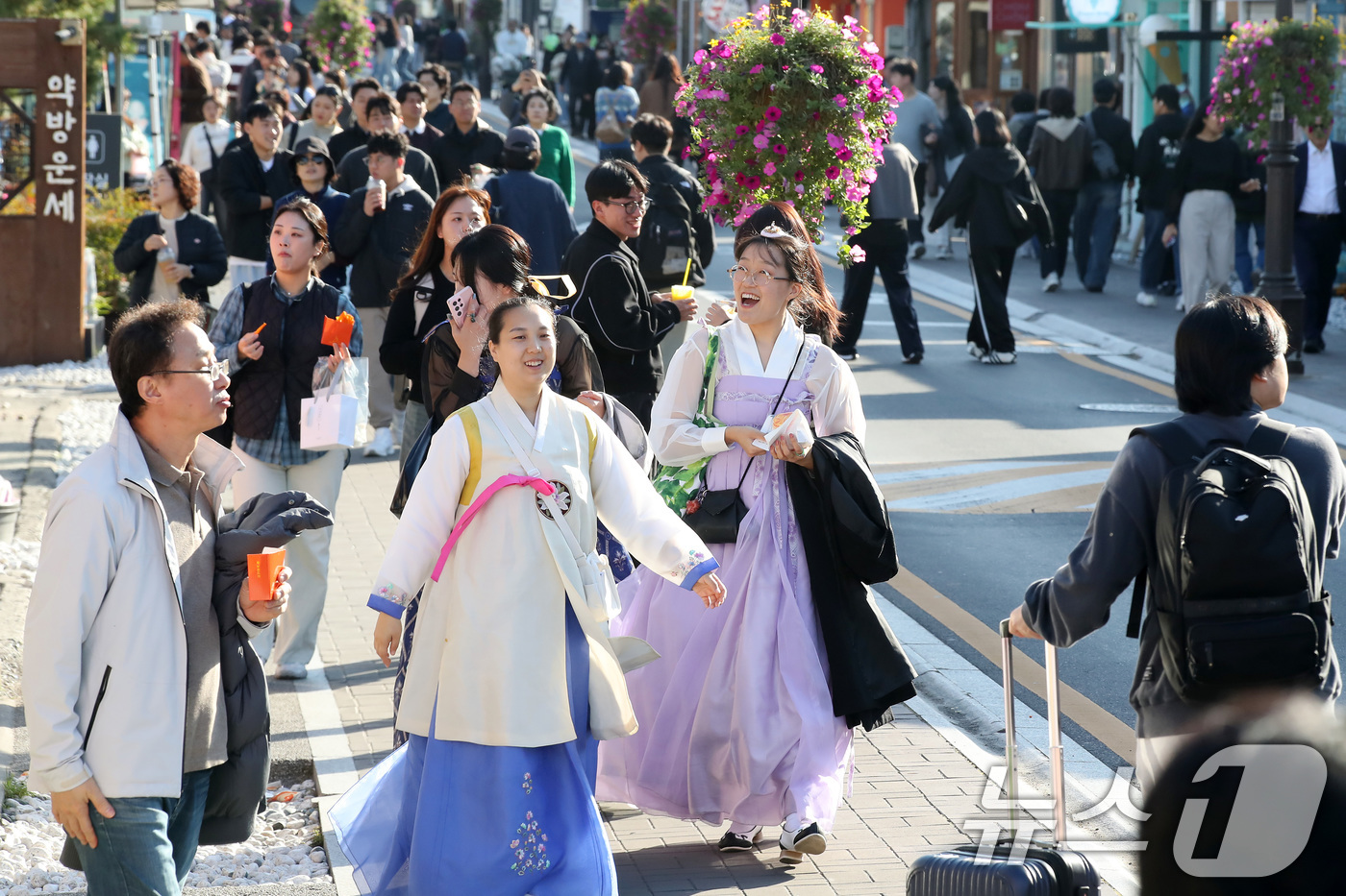 (경주=뉴스1) 공정식 기자 = 31일 오후 경주시 황남동을 찾은 관광객이 한복을 곱게 차려입고  황리단길을 걷고 있다.황리단길은 경주 황남동과 서울 이태원 경리단길을 합쳐 ‘황남 …