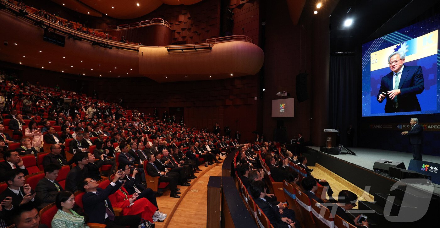 본문 이미지 - 젠슨 황 엔비디아 최고경영자&#40;CEO&#41;가 31일 경북 경주예술의전당에서 열린 아시아태평양경제협의체&#40;APEC&#41; CEO 서밋에서 특별세션 기조연설을 하고 있다. &#40;공동취재&#41; 2025.10.31/뉴스1 ⓒ News1 김민지 기자