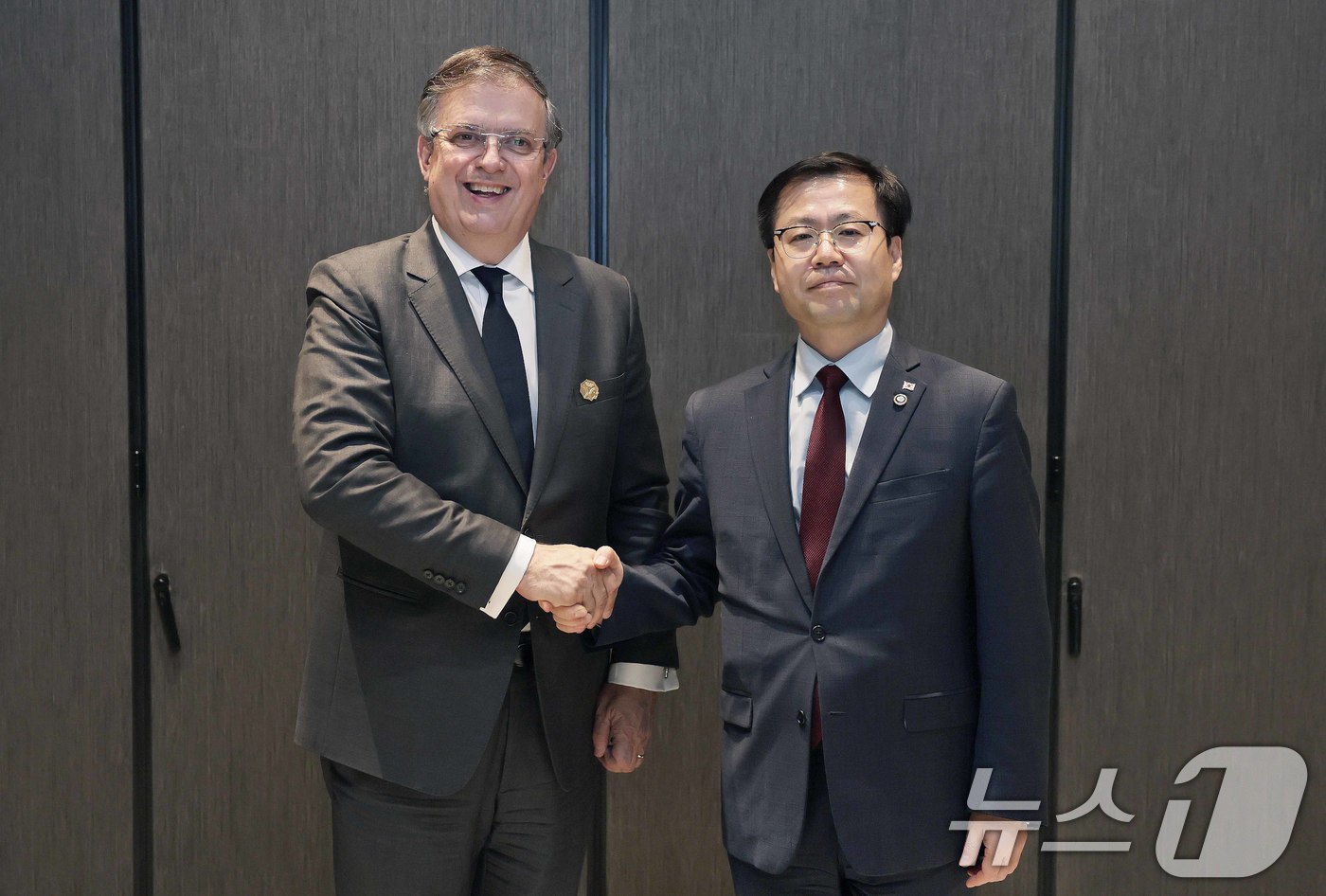 (서울=뉴스1) = 여한구 산업통상부 통상교섭본부장이 31일 경북 경주시 소노캄호텔에서 마르셀로 에브라르드 멕시코 경제부 장관과 기념 촬영을 하고 있다. (산업통상부 제공. 재판매 …