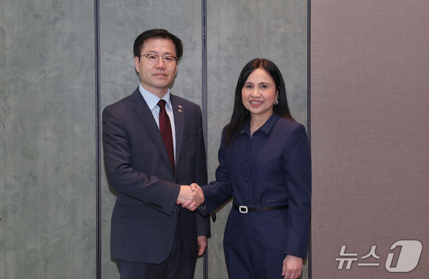 본문 이미지 - 여한구 산업통상부 통상교섭본부장은 31일 경북 경주시 소노캄에서 ‘APEC 2025 KOREA’참석 계기에 마리아 크리스타나 A. 로케 필리핀 통상산업부 장관과 면담을 가졌다. &#40;산업통상부 제공. 재판매 및 DB 금지&#41; 2025.10.31/뉴스1
