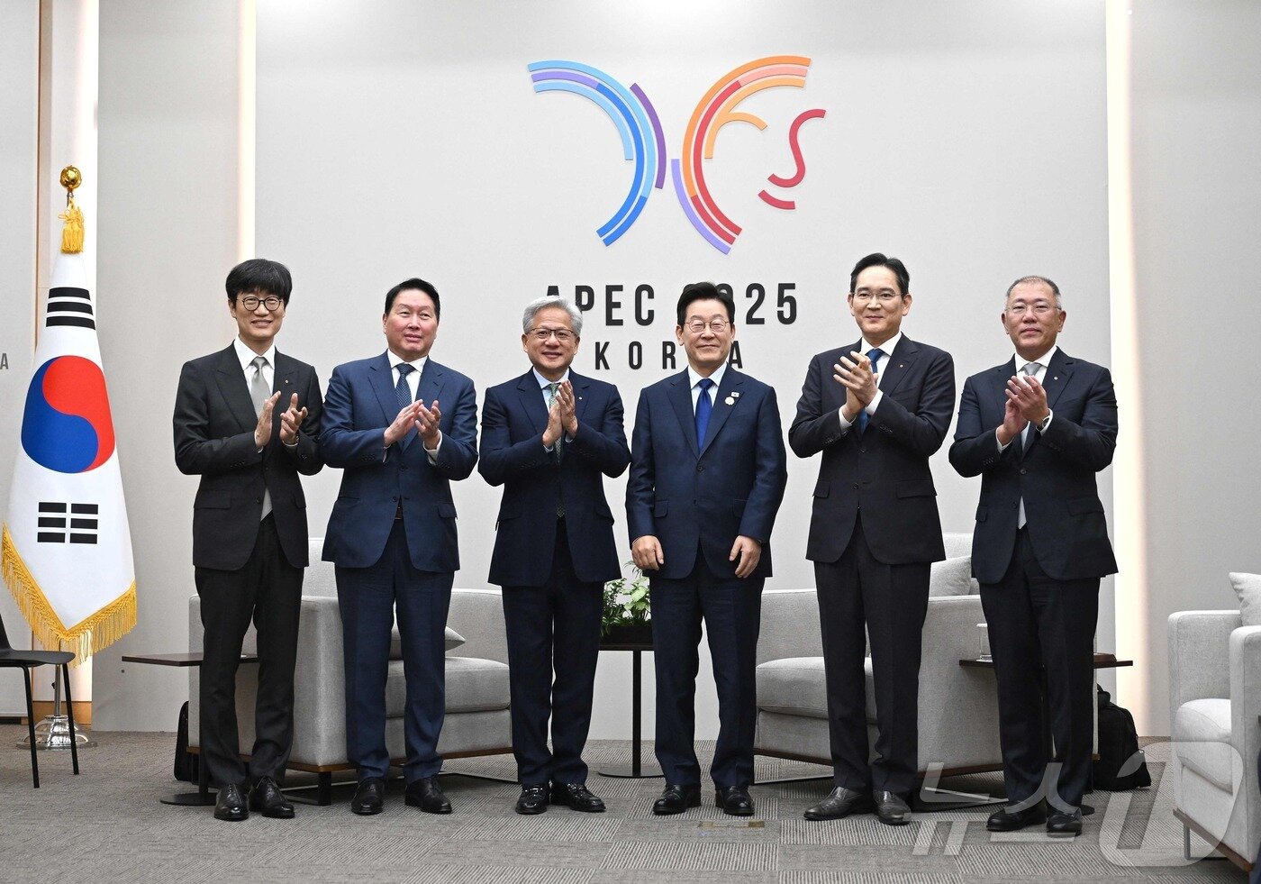 본문 이미지 - 이재명 대통령이 31일 아시아태평양경제협력체(APEC) 정상회의가 열린 경주 화백컨벤션센터에서 젠슨 황 엔비디아 최고경영자가 접견에 앞서 국내 기업 대표들과 함께 기념촬영을 하고 있다. 왼쪽부터 이해진 네이버 이사회 의장, 최태원 SK그룹 회장, 젠슨 황 엔비디아 CEO, 이재명 대통령, 이재용 삼성전자 회장, 정의선 현대차그룹 회장. 2025.10.31/뉴스1 ⓒ AFP=뉴스1 ⓒ News1 박지혜 기자