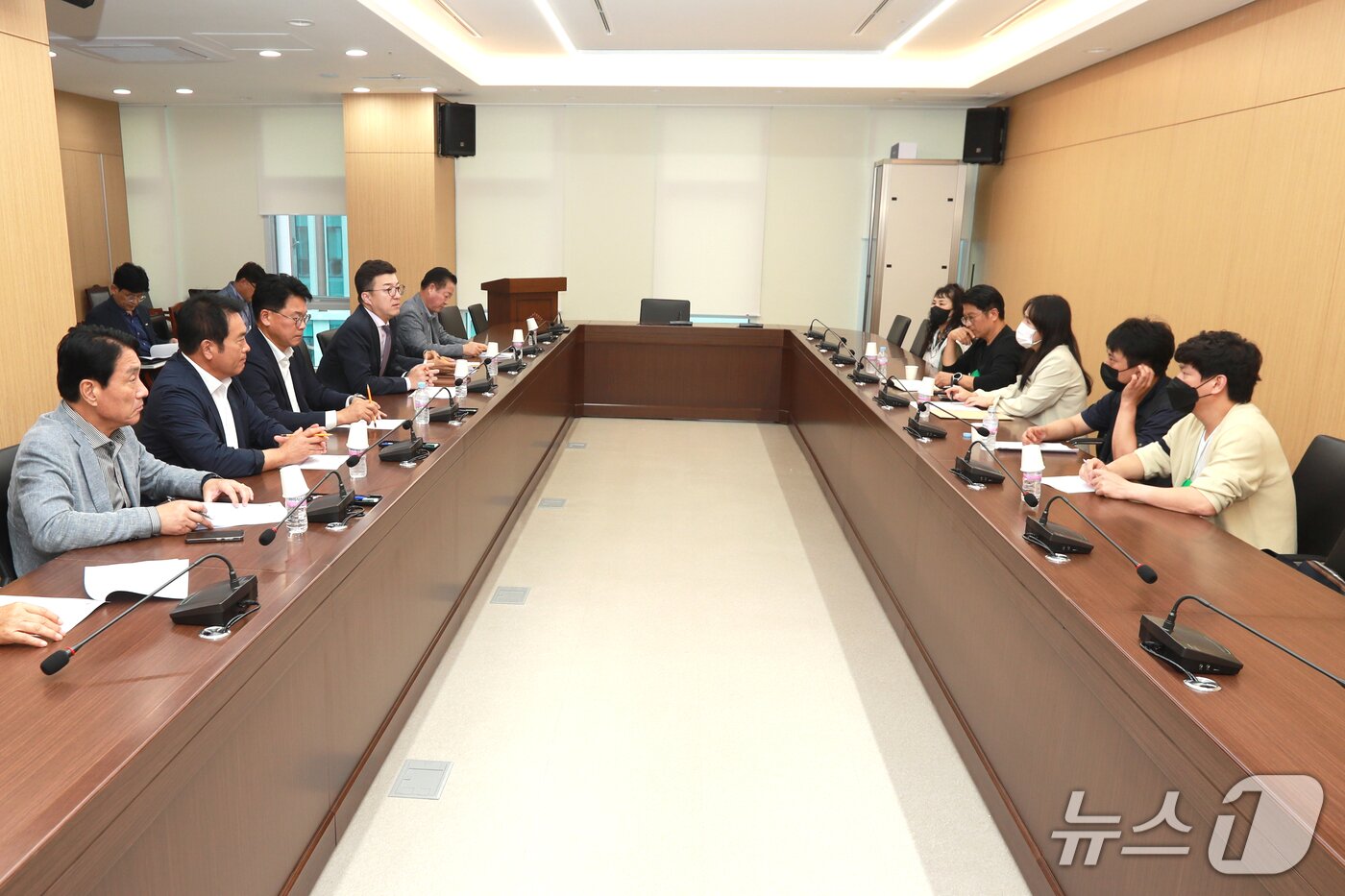 본문 이미지 - 충북도의회와 오송참사 유가족 간담회&#40;도의회 제공. 재판매 및 DB금지&#41;