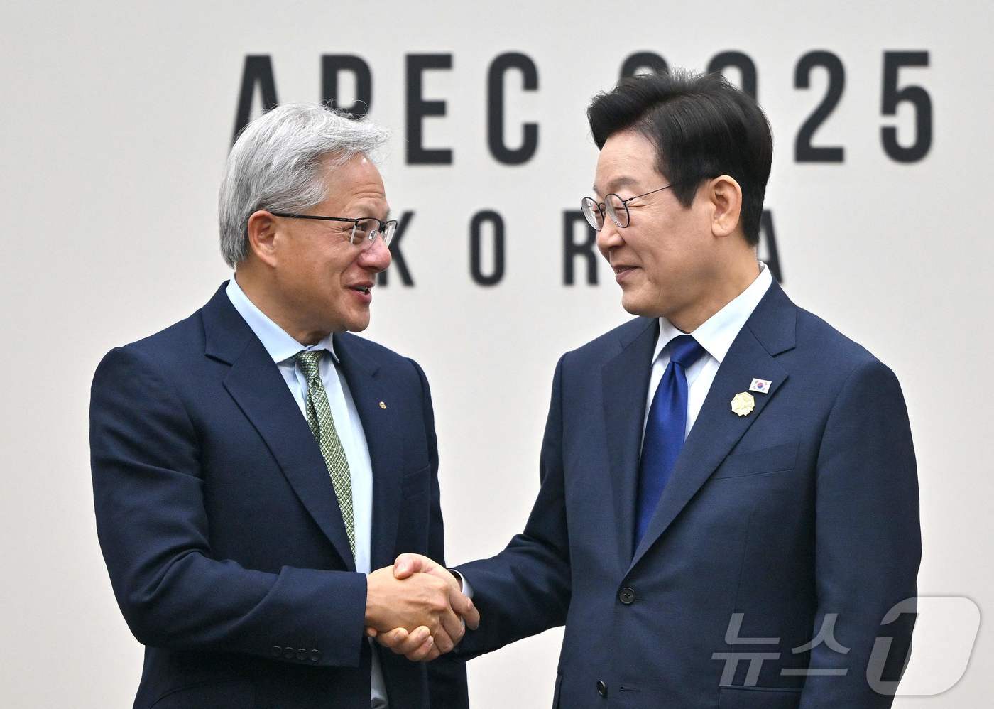 (AFP=뉴스1) 박지혜 기자 = 이재명 대통령이 31일 아시아태평양경제협력체(APEC) 정상회의가 열린 경주 화백컨벤션센터에서 젠슨 황 엔비디아 최고경영자와 인사를 나누고 있다. …