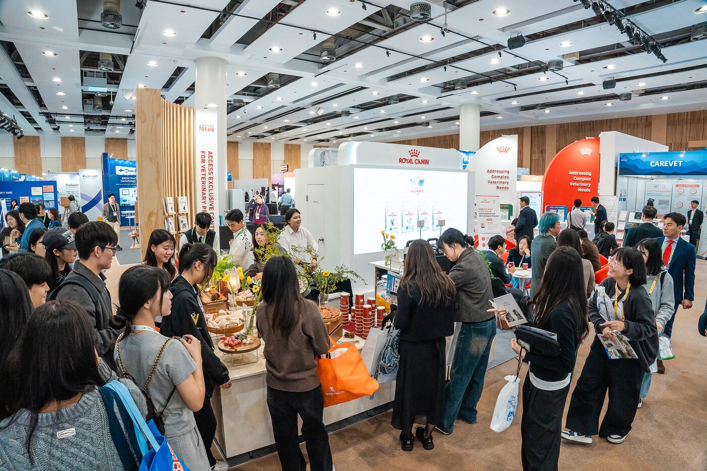 본문 이미지 - 한국 전통 간식들을 준비한 로얄캐닌 부스가 관람객들로 북적이고 있다(로얄캐닌 제공). ⓒ 뉴스1